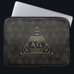 Gold Black Great Gatsby Art Deco 20s Monogram Laptopschutzhülle<br><div class="desc">Einzigartiges Design mit Vintagem Gold und schwarzem Art Déco aus der renommierten 20er Jahre époque,  auf einem schwarzen,  texturierten Hintergrund. Verwenden Sie das Tool Anpassen,  um Ihre Informationen hinzuzufügen. Für passende Artikel,  besuchen Sie bitte meine Glam Gold Art Deco Collection.</div>