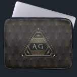 Gold Black Great Gatsby Art Deco 20s Monogram Laptopschutzhülle<br><div class="desc">Einzigartiges Design mit Vintagem Gold und schwarzem Art Déco aus der renommierten 20er Jahre époque,  auf einem schwarzen,  texturierten Hintergrund. Verwenden Sie das Tool Anpassen,  um Ihre Informationen hinzuzufügen. Für passende Artikel,  besuchen Sie bitte meine Glam Gold Art Deco Collection.</div>