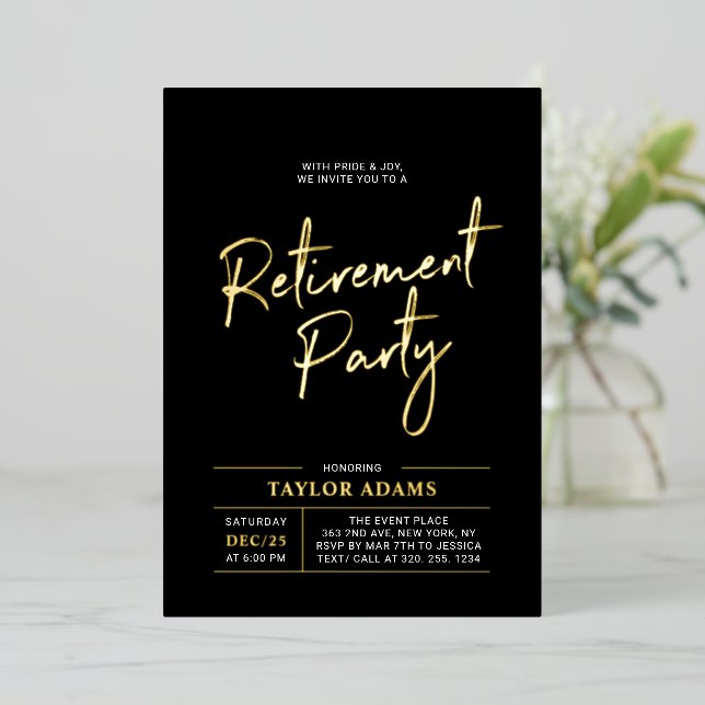 Gold & Black Modern Brush Script Retirement Party Folieneinladung (Stehend vorne)