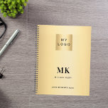 Gold Black Monogram Initials Business 2025 Planer<br><div class="desc">Ein Imitat mit goldfarbenem Hintergrund,  schwarzer Text. Personalisieren und fügen Sie Ihr Logo,  Monogramm Initialen,  Name und ein Titeljahr 2025 (oder jedes Jahr). Ihr Logo sowohl vorne als auch hinten. Platz für Ihre Website-Adresse auf der Rückseite.</div>