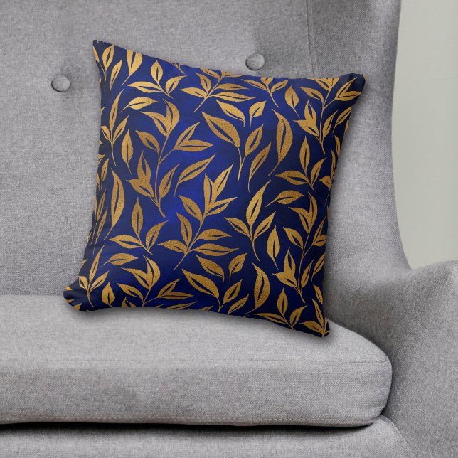 Gold Blätter auf Royal Blue Glow Throw Kissen (Von Creator hochgeladen)