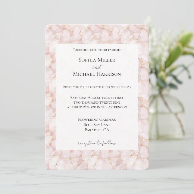Gold Blush Pink Rose Petals Floral Wedding Einladung (Stehend Vorderseite)