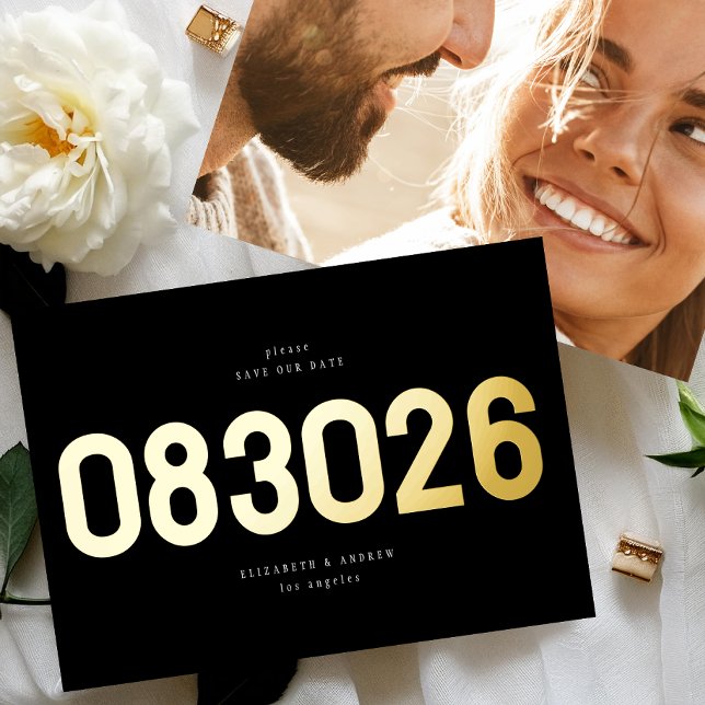 Gold Bold Typografy Foto Wedding Save the Dates Folieneinladung (Von Creator hochgeladen)