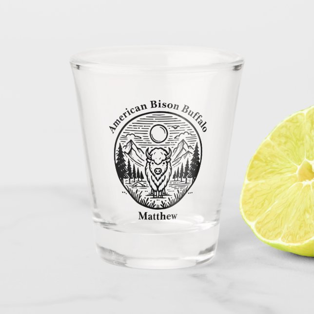 Gold Buffalo steht majestätisch in der Natur Schnapsglas (Vorderseite)