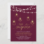 Gold Burgundy Lights Überraschung Hochzeitsjubiläu Einladung<br><div class="desc">Feiern Sie Ihren besonderen Tag mit dieser stilvollen,  modernen Hochzeitstag-Party Einladung. Dieses elegante Design besticht durch eine stilvolle Goldtypografie,  schöne Saitenleuchten und geometrische Leuchten auf bordeauxrotem Hintergrund. Das Hotel ist ein idealer Ausgangspunkt für ein modernes Jubiläum in Gold und Schwarz.</div>