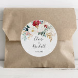 Gold Burgundy White Floral Runder Aufkleber<br><div class="desc">Dieser goldbordeauxfarbene,  blumenweiße,  klassische Rundaufkleber ist perfekt für einen rustikalen Hochzeitsempfang. Die Blume sind in den Farben Weiß,  Bordeaux und Gold gehalten,  Beeren mit grünem Blattwerk in eleganten Bouquets.</div>