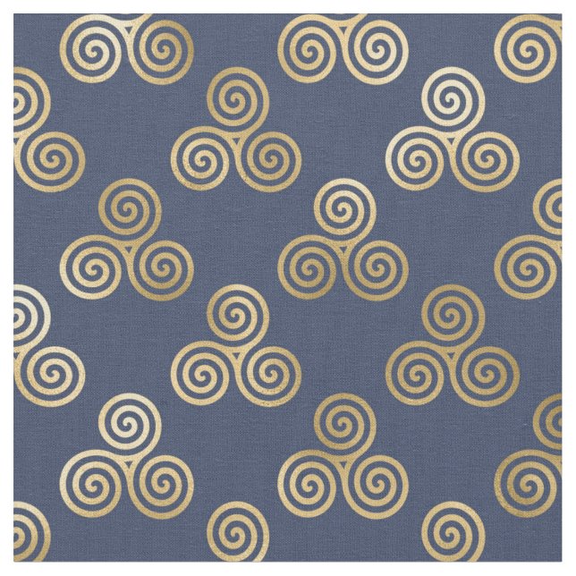 Gold Celtic Triskele Spiralen auf Navy Blue Stoff (Nahaufnahme)