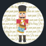 Gold Christmas Little Drummer Boy Runder Aufkleber<br><div class="desc">Adorable kleine Drummer Junge Weihnachts-Design Produkte für die Ferienzeit. Farbenfrohe Nutcracker kleine Drummer Junge Grafik übertönt auf der Spitze von goldenen Drehbuch-Texten zu den kleinen Drummer Junge Song.</div>