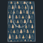 Gold Christmas Trees Midnight Blue Mittlere Geschenktüte<br><div class="desc">Ein klassisches Design mit goldenem Weihnachtsbaummuster vor marineblau-blauem Hintergrund. Ideal für all Ihre Geschenke in dieser Urlaubszeit.</div>