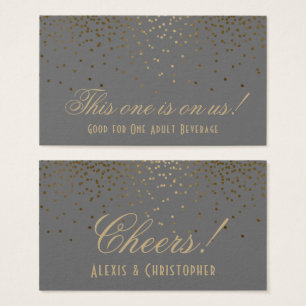 Gold Confetti Dots auf grauen Hochzeitstischen Dri