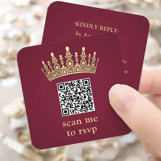 Gold Crown Burgundy Quinceañera Scan Me QR RSVP Begleitkarte (Von Creator hochgeladen)