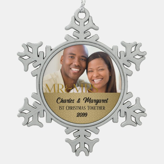 Gold Damask 1. Weihnachts-Zusammen-Foto Schneeflocken Zinn-Ornament (Vorderseite)
