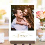 Gold Elegante Script-Foto-Tischnummer Einladung<br><div class="desc">Diese eleganten goldenen Signatur-Drehbücher mit doppelseitigen Foto-Tischnummern sind perfekt für alle Feiern. Entwickelt von Thisisnotme©</div>