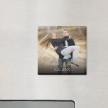 Gold Elegantes Calligraphy Wedding Foto Magnet<br><div class="desc">Helfen Sie Ihren Gästen,  sich an Ihren besonderen Tag zu erinnern,  mit einer Foto-Magnet-Gastgeschenk Hochzeit,  die mit Ihrem Namen und Ihrem Hochzeitstermin versehen ist. Einfach zu personalisieren. Wenn Sie Hilfe beim Design oder den passenden Elementen benötigen,  schreiben Sie bitte an Brandi@photobooksbybrandi.com</div>