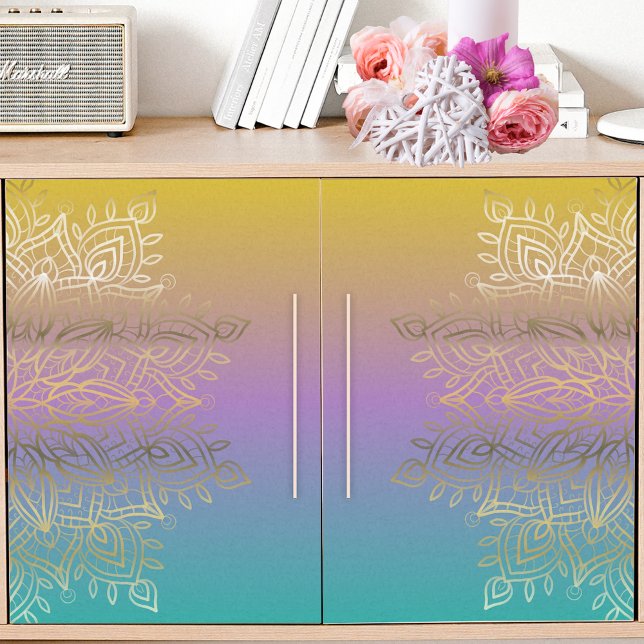 Gold Filigree Intricate Mandala auf Pastel Rainbow Seidenpapier (Von Creator hochgeladen)