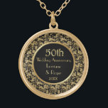 Gold Floral Elegance 50. Hochzeitstag Vergoldete Kette<br><div class="desc">Herrliche Gold und schwarze fünfzigste Hochzeit Jubiläum Halskette mit eleganter,  detaillierter goldblütiger Spitze. Passen Sie den Namen und den Datumstext mit Ihren Informationen an. Matching Jubiläumseinladungen,  Aufkleber und mehr in meinem Geschäft.</div>