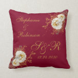 Gold Floral Monogram auf Burgund Wedding Geschenk  Kissen<br><div class="desc">Gold Winter florale Monogramm Logo auf burgundischen Hochzeitsgeschenk werfen Kissen. Ein tolles Geschenk für frisch gebliebene oder Ihr Lieblingspärchen zum Hochzeitstag. Einfache Anpassung der Bräutigamen,  Initialen und Hochzeitstermin. Bestelle noch heute!</div>