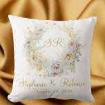 Gold Floral Monogram Logo Hochzeitsgeschenk Kissen<br><div class="desc">Gold Winter florale Monogramm Logo Hochzeitsgeschenk werfen Kissen. Großartiges Geschenk für frische Weds. Einfache Anpassung der Bräutigamen,  Initialen und Hochzeitstermin. Bestelle noch heute!</div>