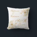 Gold Floral Monogram Logo Hochzeitskneeling Kissen<br><div class="desc">Gold Winter florale Monogramm Logo Hochzeitsknetkissen Kissen. Ein tolles Geschenk für frisch gebliebene oder Ihr Lieblingspärchen zum Hochzeitstag. Einfache Anpassung der Bräutigamen,  Initialen und Hochzeitstermin. Bestelle noch heute!</div>