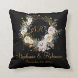 Gold Floral on Black Monogram Logo Hochzeitsgesche Kissen<br><div class="desc">Gold Blumen auf schwarzen monogramm Logo Hochzeitsgeschenk werfen Kissen. Großartiges Geschenk für frische Weds. Einfache Anpassung der Bräutigamen,  Initialen und Hochzeitstermin. Bestelle noch heute!</div>