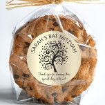 Gold Foil Bat Mitzvah Schwarzer Baum des Lebens Sk Runder Aufkleber<br><div class="desc">Seien Sie stolz, freuen Sie sich und präsentieren Sie diesen Meilenstein Ihres Lieblings-Bat Mitzvah! Nutzen Sie diesen lustigen, raffinierten, personalisierten Aufkleber, um ihren besonderen Tag zu ergänzen. Ein grafischer schwarzer Baum mit Star of David und Dot "Blätter" und schwarzer Kalligraphie-Skript, überlagert ein raffiniertes, Imitat Gold Glitzer Punkte und Goldfolie ombre...</div>