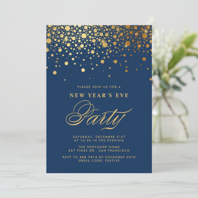Gold Foil Confetti Dots Blauer Silvesterabend Part Einladung (Stehend Vorderseite)