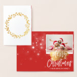 Gold Foil Frohe Weihnachtswraath Foto Card Folienkarte<br><div class="desc">Gold Foil Weihnachtskranz Hand Briefe Script Snowflake Fotokarte. Foto und Text dieser Weihnachtskarte können mit Ihrem Foto und Namen aktualisiert und angepasst werden. Diese Karte zeigt Ihren Namen auf der Innenseite der Gold Foil Weihnachtskarte an.</div>