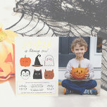 Gold Foil Halloween Friends Modernes Foto Folieneinladung<br><div class="desc">Fügen Sie diesen Geburtstagseinladungen ein wenig Glanz mit echter Folie hinzu! Dieses moderne Design zeigt den Namen des Geburtstagsjungen in großen, vergoldeten Briefen zur Hauptstadt von Folien in einem meiner liebsten dekorativen Schriftart, unterhalb dessen sein Alter in niedlicher Schriftzeichen-Typografie erscheint. Unter der Karte befinden sich 6 Halloween-Freunde: ein Kürbis, ein...</div>