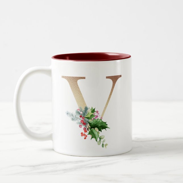 Gold Foil V Monogram Pine & Berry Christmas Zweifarbige Tasse (Links)