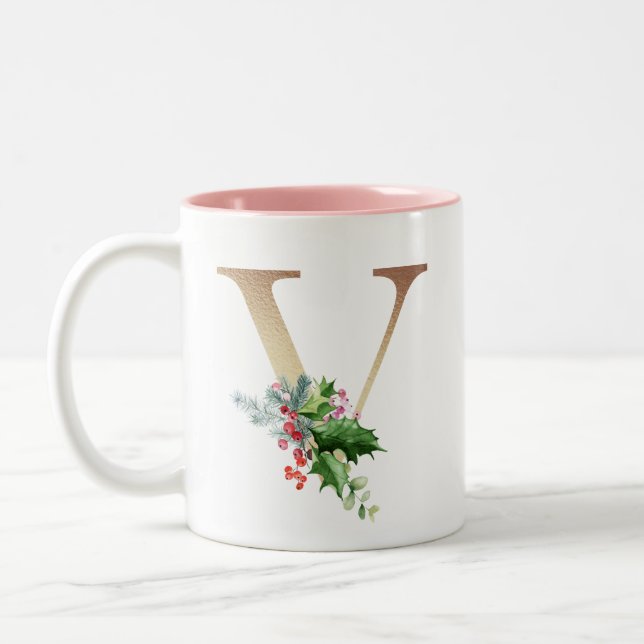 Gold Foil V Monogram Pine & Berry Christmas Zweifarbige Tasse (Links)