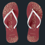 Gold Frills Crimson Red Elegante Die Braut Hochzei Flip Flops<br><div class="desc">Tanzen Sie die Nacht mit diesen schönen Hochzeitsflip-Flops. Sie sind für die Braut konzipiert und zeichnen sich durch ein schlichtes und dennoch elegantes Design aus, das mit goldfarbenen Schriftzeichen auf gerötetem rotem Hintergrund und extravaganten goldenen Spitzen- und Wirbel besticht. Eine schöne Art, extravagant und angemessen bleibe, während Sie Ihren Füßen...</div>