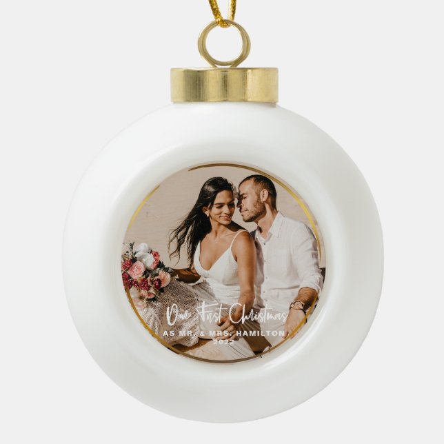 Gold Gerahmt unser erstes Weihnachtsfest Mr. & Mrs Keramik Kugel-Ornament (Vorderseite)