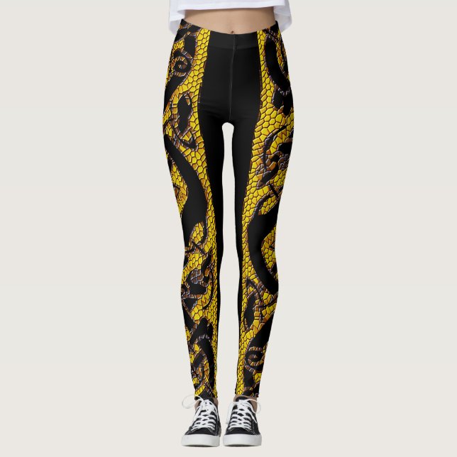 Gold geteerte keltische Knotenhaut auf schwarz Leggings (Vorderseite)