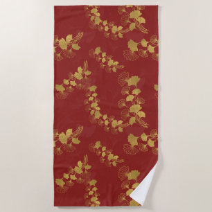 Gold Gingko Balboa Blätter auf dunkelrotem Hinterg Strandtuch