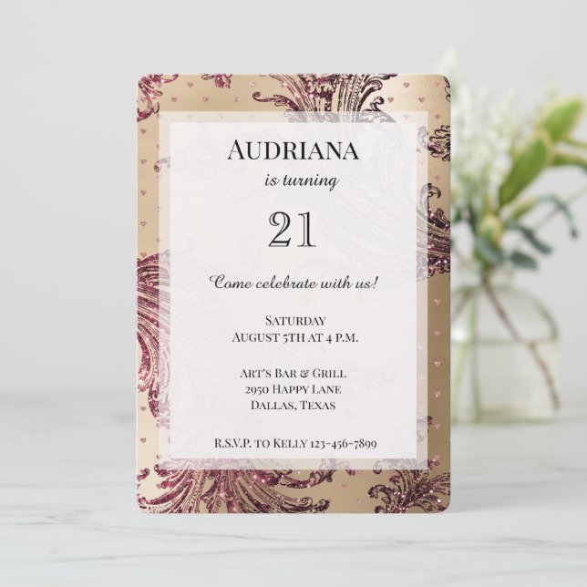 Gold Glam Burgundy Hearts Birthday Einladung (Stehend Vorderseite)