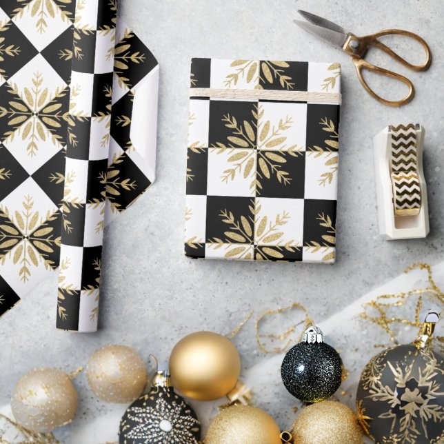 Gold Glitter Snowflakes Black and White Checkered Geschenkpapier (Von Creator hochgeladen)