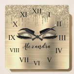 Gold Glitter Sparkle Eyelashes Monogram Name Quadratische Wanduhr<br><div class="desc">Gold Imitate Foil Metallic Sparkle Glitzer Brushed Metal Monogram Name and Initial Eyelashes (Lashes),  Eyelash Extensions and Eyes niedlich Wall clock. Das Design macht den perfekten 16 Geburtstag,  Hochzeit,  Brautparty,  Jubiläum,  Babydusche oder Junggeselinnen-Abschied Geschenk für jemanden,  der einen trendigen coolen Stil sucht.</div>