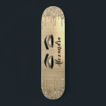 Gold Glitter Sparkle Eyelashes Monogram Name Skateboard<br><div class="desc">Gold Imitate Foil Metallic Sparkle Glitzer gebürstete Metal Monogram Name and Initial Eyelashes (Lashes),  Eyelash Extensions und Eyes Skateboard. Das macht den perfekten 16 Geburtstag,  Hochzeit,  Brautparty,  Jubiläum,  Babydusche oder Junggeselinnen-Abschied Geschenk für jemanden,  der sein Zimmer im trendigen coolen Stil dekoriert.</div>