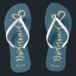 Gold Glitzer Bridesmaid, Hearts Navy Blue Flip Flops<br><div class="desc">Niedliche goldglänzende Brautjungfrau und Herz auf marineblau Hintergrund mit Ihrem Namen. Wählen Sie den Kostümknopf,  um Stil,  Farbe und Größe der Schriftart zu ändern. Jedes Mädchen würde Liebe haben,  dieses elegante und stilvolle Design zu haben.</div>