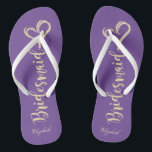 Gold Glitzer Bridesmaid, Hearts Viole - Personalis Flip Flops<br><div class="desc">Niedliche goldglänzende Brautjungfrau und Herz auf violettem Hintergrund mit Ihrem Namen. Wählen Sie den Kostümknopf,  um Stil,  Farbe und Größe der Schriftart zu ändern. Jedes Mädchen würde Liebe haben,  dieses elegante und stilvolle Design zu haben.</div>