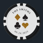 Gold Glitzer Card Anzug Hochzeitdatum und -name Pokerchips<br><div class="desc">Die perfekte Gaumenfreude oder Tischdekoration,  um Ihre Hochzeit in Las Vegas zu personalisieren,  diese funkelnd,  Imitate Gold Glitzer,  Black und White Poker Chips und setzen Sie Ihre einzigartige Note auf die glamouröse Veranstaltung.</div>