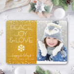 Gold Glitzer Peace Joy Liebe Foto Snowflake Modern<br><div class="desc">"Frieden, Freude und Liebe." Eine lustige, spielerische, weiße Schneeflocke-Illustration und moderne Typografie auf funkelnd, Imitat Gold Glitzer Hintergrund helfen Ihnen, in der Ferienzeit, zusammen mit dem individuellen Foto Ihrer Wahl. Weiße Konfetti-Punkte rahmen die Karte. Fühlen Sie die Wärme und Freude der Ferien, wenn Sie diese atemberaubende, grafische, personalisierte Foto Grußkarte...</div>