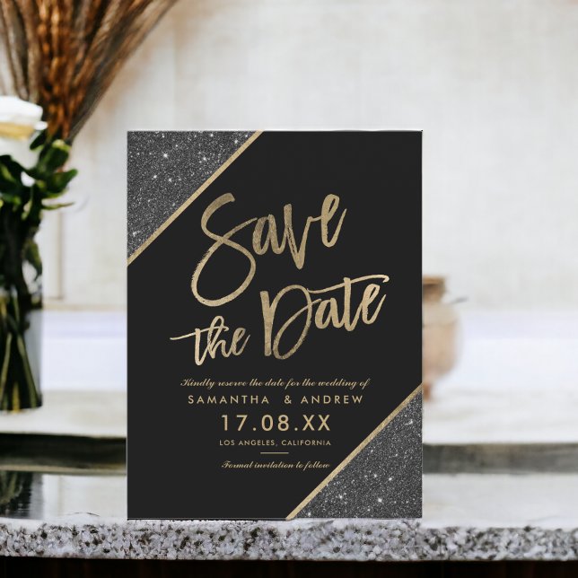 Gold-Glitzer-Skript Save the Date schwarz Ankündigungspostkarte (Gold glitter script black save the date announcement postcard)