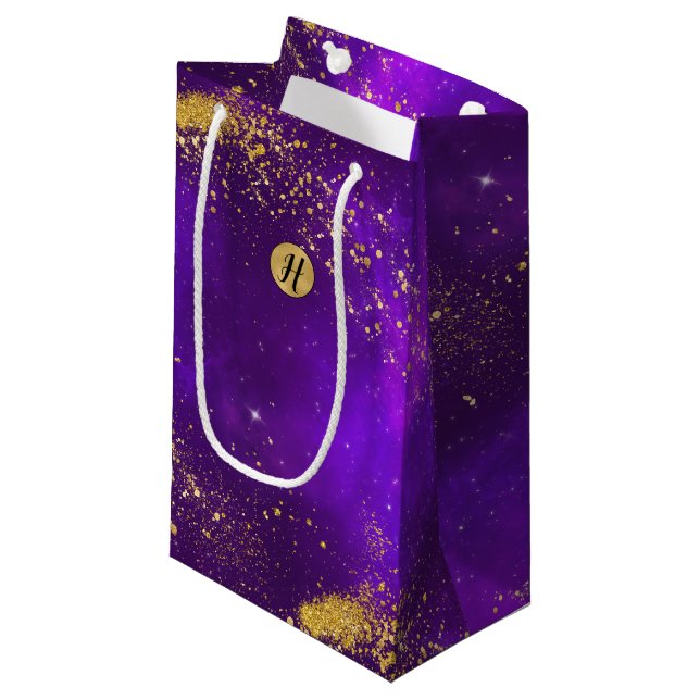 Gold-Glitzer und Lila Galaxy-Monogram-Geschenktasc Kleine Geschenktüte (Vorderseite Schrägansicht)