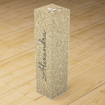 Gold-Glitzer und Sparkle-Monogramm Weinbox<br><div class="desc">Gold Imitats Glitzer und Sparkle Elegante Wein Geschenkbox. Diese Weingeschenkbox kann auf Ihren Vor- und Erstnamen angepasst werden und macht eine tolle Geburtstagsparty,  Jubiläum,  Junggeselinnen-Abschied,  Brautparty Geschenk.</div>