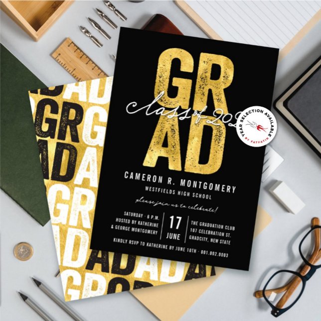 Gold GRAD Class of 2025 Stilvolle Graduation Party Einladung (Gold & Black Bold GRAD Class of 2025 Stylish Graduation Party Invitation @ zazzle.com/color_therapy)
