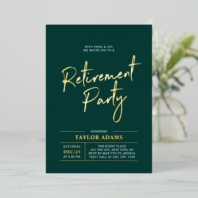 Gold & Green Modern Brush Script Retirement Party Folieneinladung (Stehend vorne)