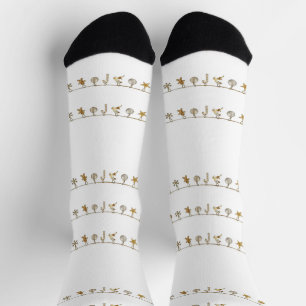 Gold hängen Weihnachtsschmuck auf weißen Socken