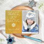 Gold Hanukkah Foto Peace Joy Liebe Zitat Snowflake<br><div class="desc">"Frieden, Freude und Liebe." Eine lustige, spielerische, weiße Schneeflocke-Illustration und moderne Typografie auf funkelnd, Imitat Gold Glitzer Hintergrund helfen Ihnen, die Hanukkah Saison, zusammen mit dem Foto Ihrer Wahl. Weiße Konfetti-Punkte rahmen die Karte. Fühlen Sie die Wärme und Freude der Ferien, wenn Sie diese atemberaubende, grafische, personalisierte Foto Grußkarte senden....</div>