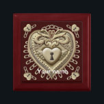 Gold Heart Lock Erinnerungskiste<br><div class="desc">Gold Heart Lock Geschenkboxen von ArtMuvz Illustration. Personalisieren Matching T - Shirt, romantische Kleidung, Hochzeitsgeschenke. Valentinstag Geschenke und Bekleidung. Beachten Sie, dass Lock nicht real ist, Schloss ist eine Illustration. Um PERSONALISIEREN zu können, fügen Sie Ihren Namen hinzu oder fügen Sie stattdessen Text hinzu. Machen Sie sich mit unseren festlichen...</div>